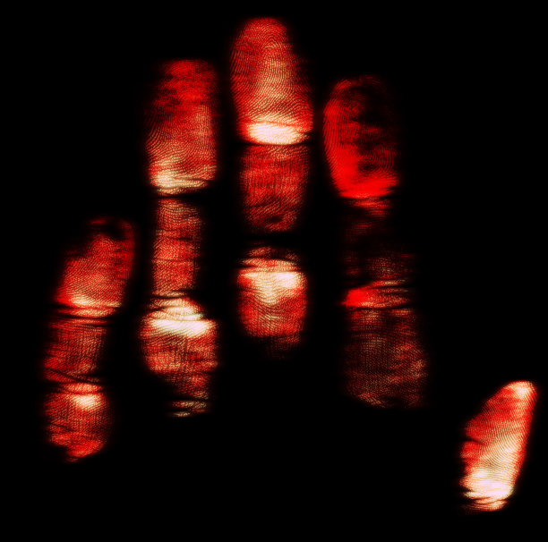 黑色背景上有血淋淋的手印。可怕的血手印。万圣节的概念。图片下载