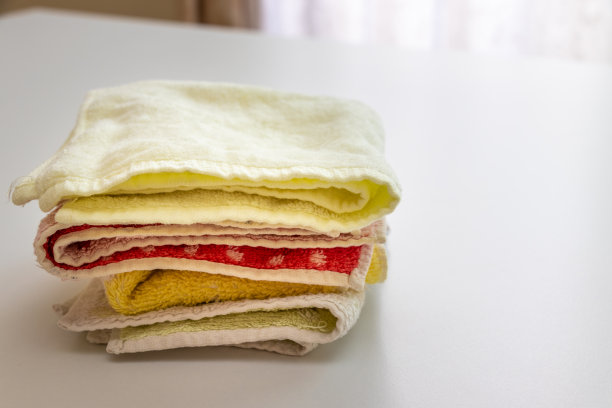 毛巾堆在白色的桌子上图片下载