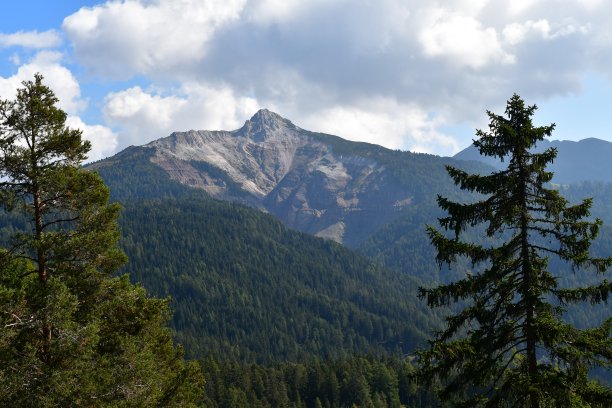 在南蒂罗尔观赏蒙特科尔诺比安科或威斯香图片下载