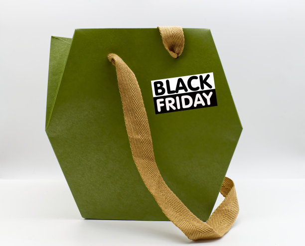 印有黑色星期五标志的绿色纸袋。“黑色星期五”的概念图片下载