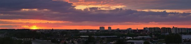 城市的日落。图片下载