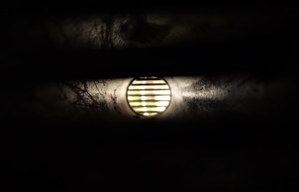 管道在墙上。图片下载