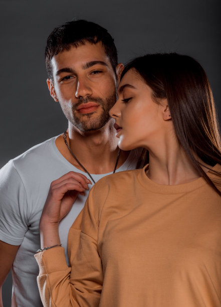 有吸引力的充满激情的一对图片下载