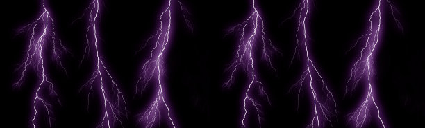 闪电在黑色背景上孤立。雷声电动罢工。雷暴和闪电图片下载