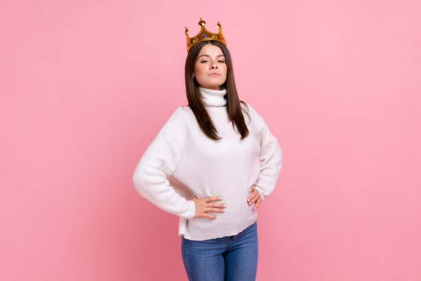 年轻女性，头戴皇冠，自信成功，自我激励，梦想成为最好。图片下载