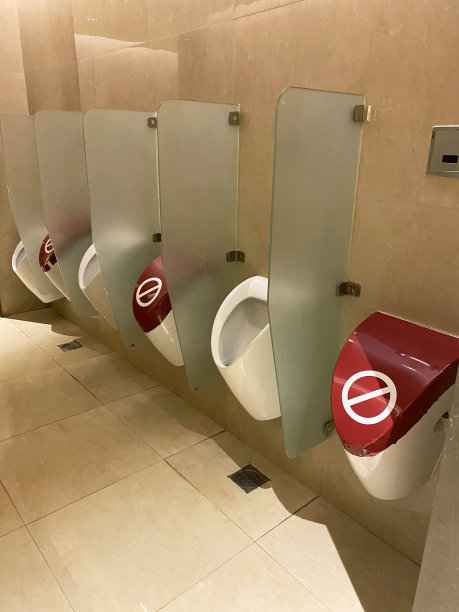 特写照片:在男性公厕中密封的壁挂式小便池，没有入口标志，执行冠状病毒社会距离规定，保持2米距离，Covid-19安全图片下载