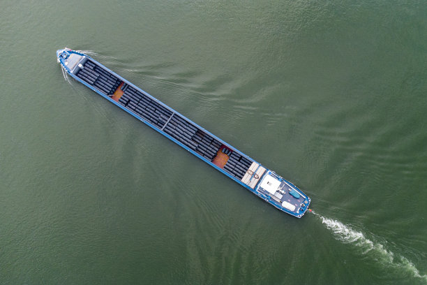 工业船在河上-鸟瞰图图片下载