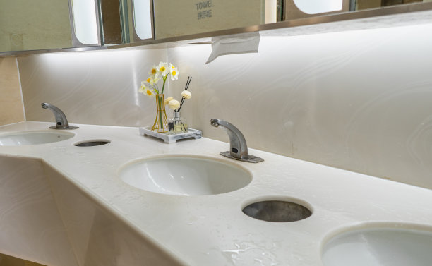 浴室自动感应水龙头，节水理念图片下载