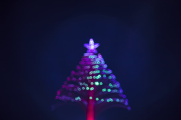 圣诞树(离焦)，表情符号形状的散景图片下载