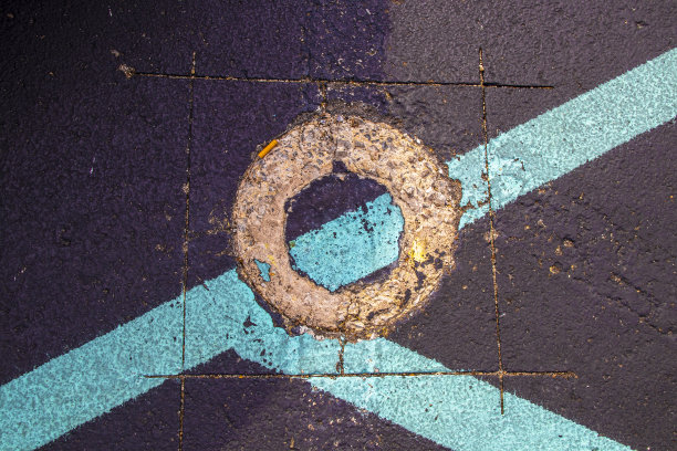 垃圾柏油路背景，蓝绿色和紫色，还有烟头图片下载