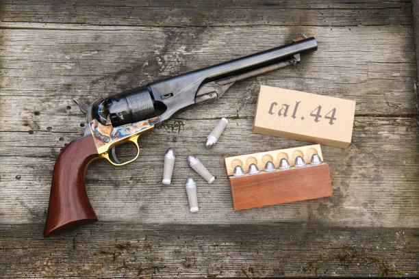 黑火药左轮手枪和子弹在一块旧木板上图片下载