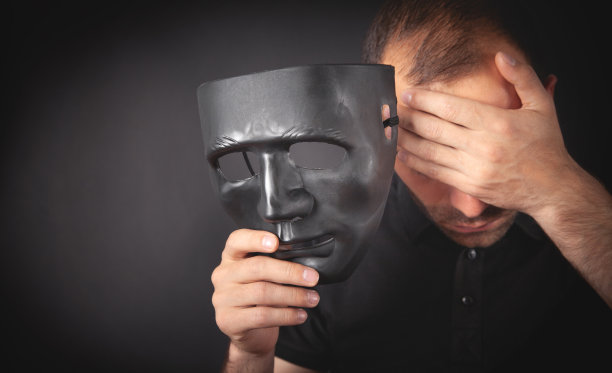 手持黑色面罩的男子。假的,匿名图片下载