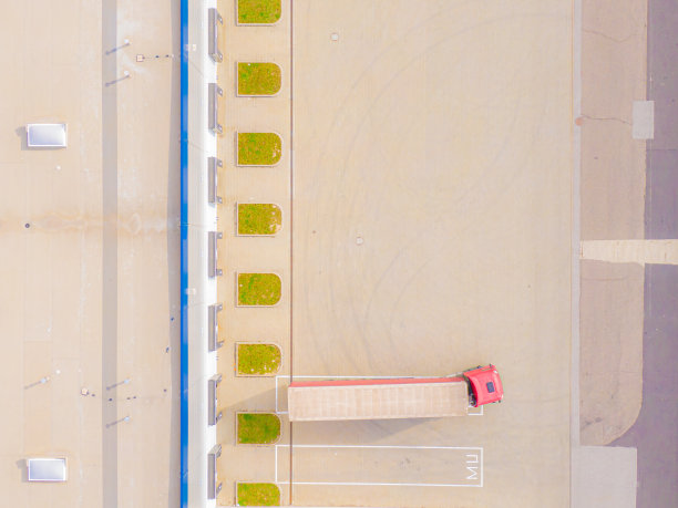 货物仓库鸟瞰图。工业城市区域的物流中心。物流中心装载卡车的鸟瞰图。从无人机。图片下载