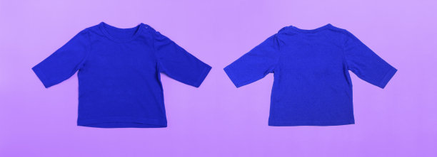 蓝色长袖模型婴儿紧身衣，粉色背景。横幅图片下载