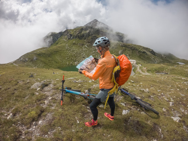 女山地车手在山顶看步道地图图片下载
