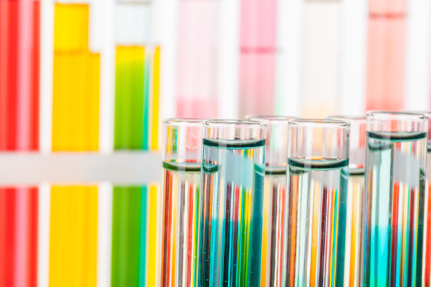 玻璃化验室化学试管与液体分析关闭图片下载