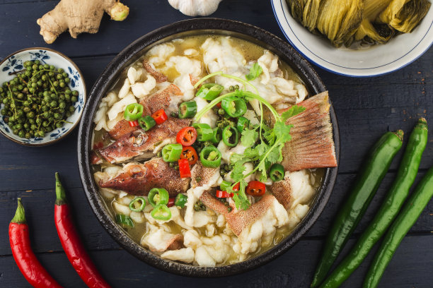 中国菜:水煮鱼配酸菜和辣椒。赤点石斑鱼鱼片图片下载