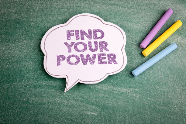 找到你的力量。绿色粉笔板上的语音气泡图片下载