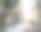 在欧洲城市的雪地上骑自行车图片下载