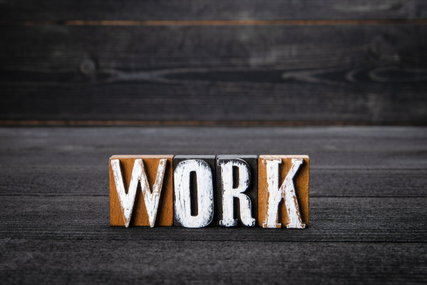 工作的概念。黑色木质背景上的白色木质字母图片下载