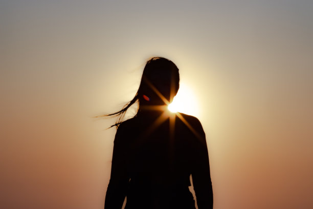 拍摄站在潜艇前的女性图片下载