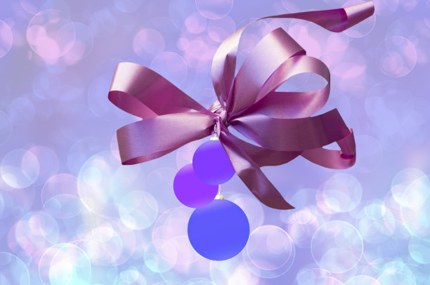 圣诞节彩色美丽明亮的球和丝带在明亮抽象的背景与散景特写图片下载