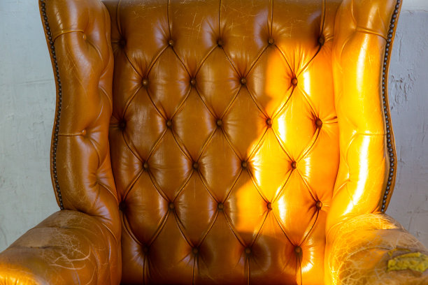 阁楼设计公寓的棕色皮革扶手椅。图片下载