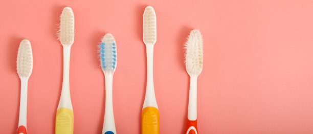 牙刷和清洁刷在使用后存放的技巧，以减少细菌和细菌的积聚图片下载