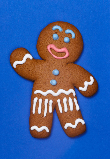 蓝色背景上的姜饼人。圣诞礼物和节日图片下载