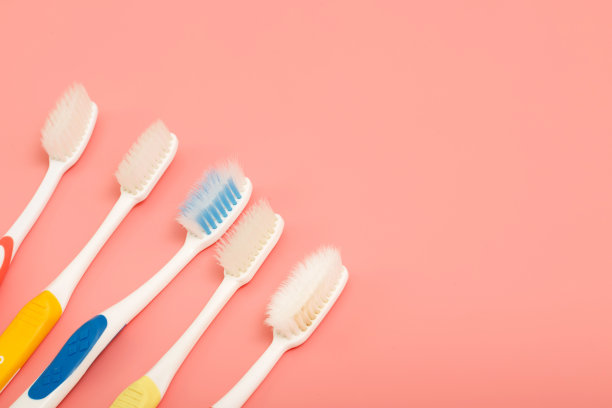 牙刷和清洁刷在使用后存放的技巧，以减少细菌和细菌的积聚图片下载