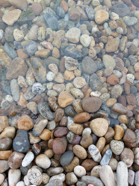 贝加尔湖岸边有卵石海岸图片下载