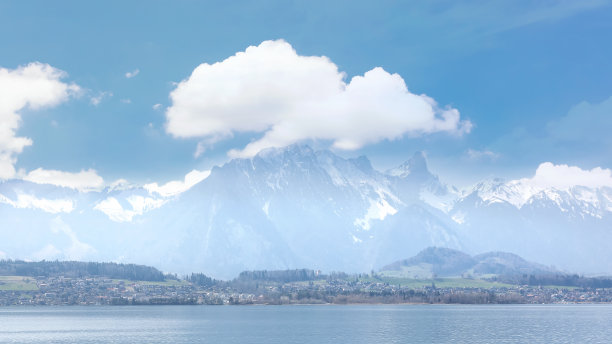瑞士阿尔卑斯山的高山湖泊景观。惊人的一幕。全景的美丽的高山景观在阿尔卑斯山的背景图片下载
