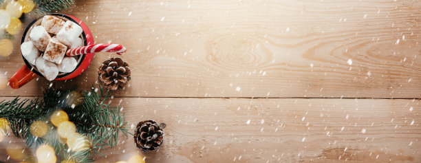 有棉花糖热巧克力，木制雪花和圣诞树树枝的圣诞横幅图片下载