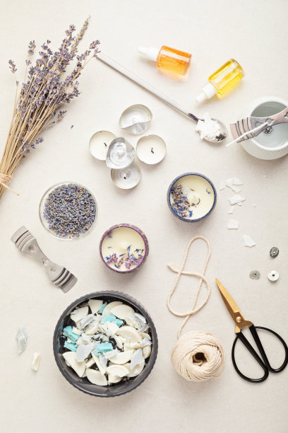 手工香味蜡烛的原料和工具。剩下的蜡，精油，灯芯，锅图片下载