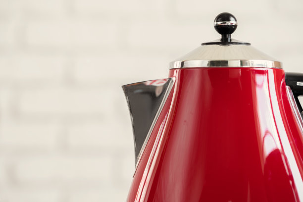 复古风格的红色电茶壶在厨房内部图片下载