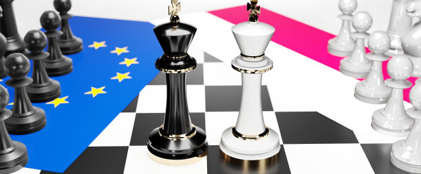 欧盟欧洲和波兰之间的冲突，冲突，危机和辩论，这两个国家的目标是贸易协议和统治地位的象征与国旗的国际象棋游戏，3d插图图片下载