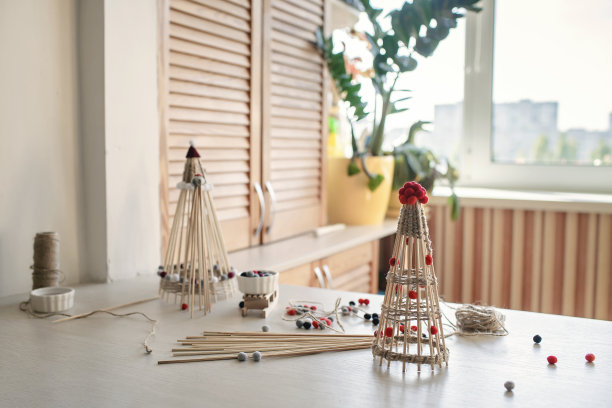 竹制棉花糖烤棒制作的木制圣诞树图片下载