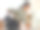 一名年轻的女商人在办公室工作时背部疼痛图片下载