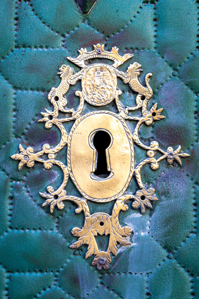 一把古老的、装饰华丽的金锁。图片下载