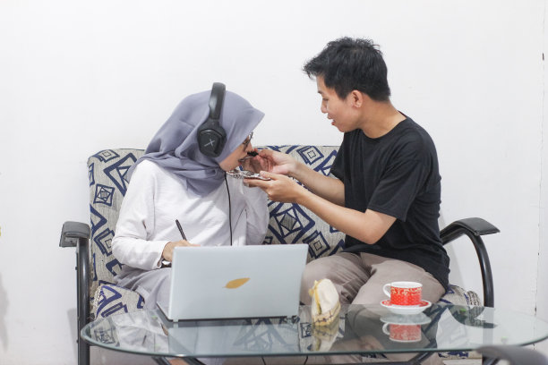 年轻女子在家开会，被男友打断了图片下载