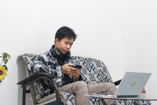 男人在视频通话时玩手机游戏图片下载