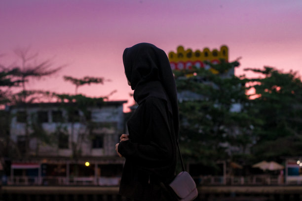 亚洲妇女站在城市公园享受图片下载