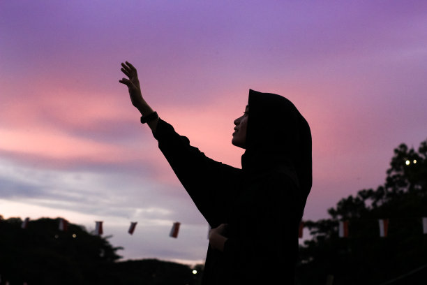 亚洲妇女站在城市公园享受图片下载