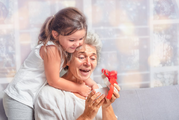 老人和孩子用礼品盒图片下载