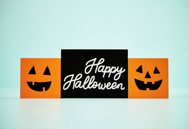 蓝色背景上有快乐万圣节标志的方形Jack O'Lantern Faces图片下载