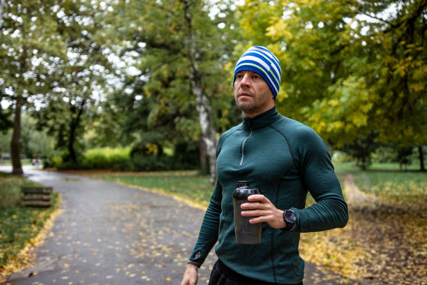 运动员在公园跑步后喝水图片下载