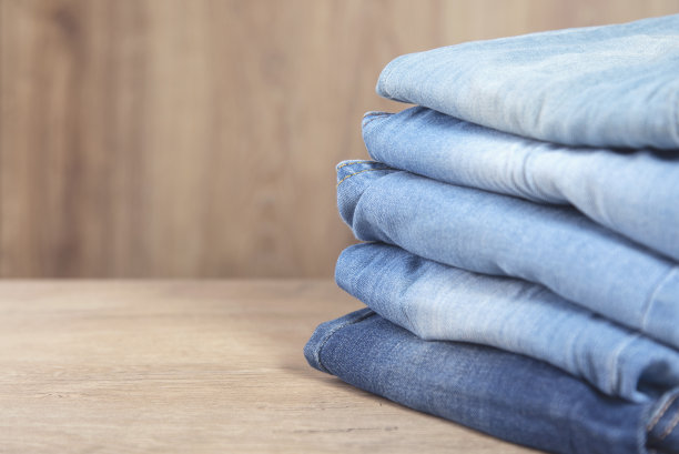 牛仔裤放在桌子上图片下载