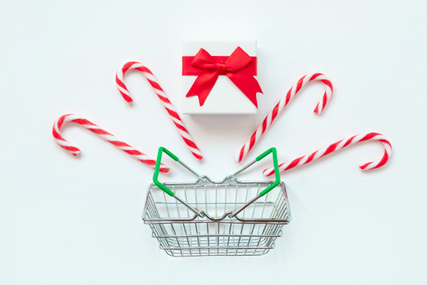 圣诞节网上购物概念-满购物车和礼品盒。使用作为背景的圣诞节概念与复制空间为你。寒假的销售。圣诞节极具创意的构图。新的一年图片下载