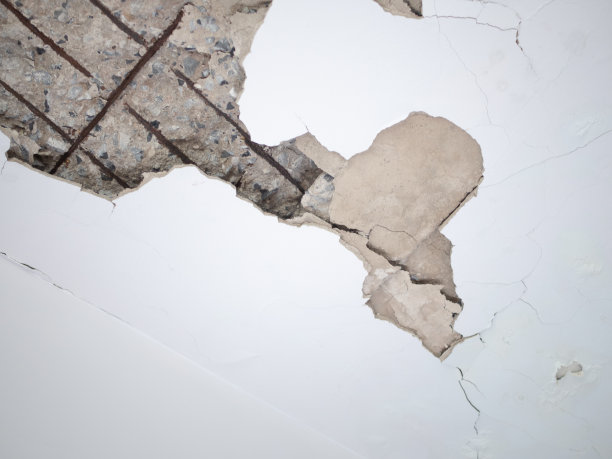 天花板上的裂缝是水管渗入建筑物内部造成的。图片下载