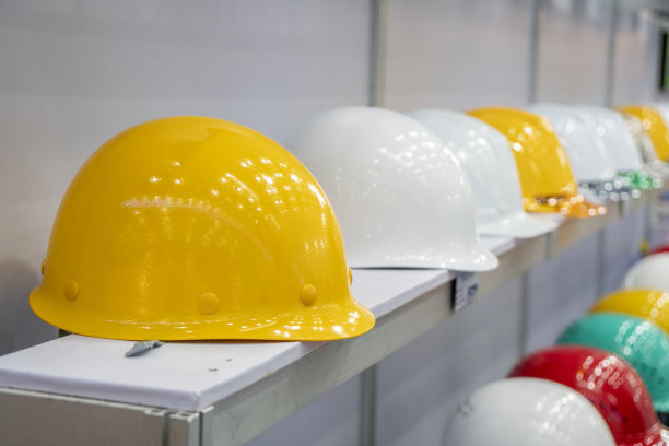 架子上的那组塑料头盔。图片下载